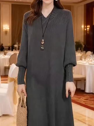 2025爆款妈妈针织衫,宽松遮肉秋冬新款毛衣裙v领长款过膝打底裙子。#毛衣裙#针织衫#打底裙子#宽松遮肉#秋冬新款