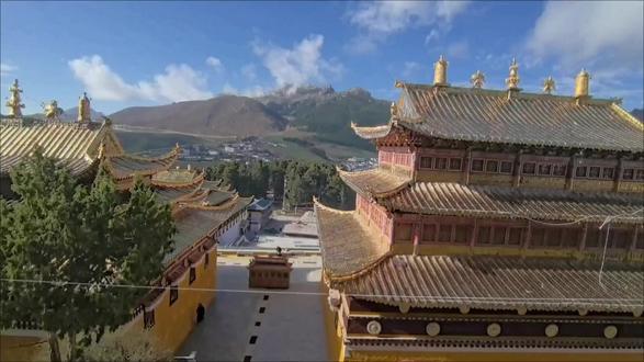 探秘郎木寺:邂逅“东方小瑞士”
在甘川交界处,有一个宛如世外桃源般的地方,它被誉为“东方小瑞士”,那便是郎木寺。怀揣着对这片神秘土地的向往,我踏上了这场探寻之旅。
初到郎木寺,便被它独特的地理位置所吸引。“郎木”在藏语里意为仙女,“达仓”代表虎穴,合起来就是“虎穴仙女”,光是这名字就充满了奇幻色彩。小镇被白龙江一分为二,北岸属于甘肃碌曲县,南岸则归四川若尔盖县管辖,海拔约 3480 米。这里不仅是宗教圣地,更是甘、青、川三省交汇的商贸重镇,不同地域的文化在这里碰撞交融。
走进郎木寺,仿佛穿越了时空的隧道。它的历史可追溯到明永乐十一年(1413 年),最初是僧伽静修庵。到了清乾隆十三年(1748 年),第五十三任噶丹赛赤坚赞桑盖大师正式创建了郎木寺。然而,在 1958 年和“文革”期间,寺院曾遭受拆毁的厄运,但在 1981 年 5 月批准开放后,又陆续得以复建。如今,它以崭新的姿态展现在世人面前。
郎木寺由甘肃赛赤寺和四川格尔底寺组成。漫步在寺院中,那古朴的建筑、飘扬的经幡、转动的经轮,无一不透露着浓厚的宗教氛围。僧人们身着红色僧袍,手持佛珠,口中念念有词,那份虔诚让人动容。
四川侧的格尔底寺是不容错过的看点。这里供奉着五世活佛肉身舍利,这是一种神秘而神圣的存在。走进寺庙,昏暗的灯光下,舍利塔散发着庄严的气息,让人不禁心生敬畏。而甘肃侧赛赤寺附近的天葬台,则充满了神秘的色彩。天葬是藏区特有的丧葬方式,代表着对自然的敬畏和对生命的尊重。虽然我没有亲眼目睹天葬的过程,但光是站在天葬台附近,就能感受到那种超脱生死的豁达。
郎木寺如今已是国家 AAAA 级旅游景区,在 2005 年还被评为“中国魅力名镇”,是展示安多藏区文化的重要窗口。在这里,我不仅领略到了壮丽的自然风光,更深入了解了藏传佛教的文化内涵。
夕阳西下,金色的余晖洒在郎木寺的屋顶上,整个小镇被染成了一片金黄。远处的山峦、错落的房屋、袅袅的炊烟,构成了一幅如诗如画的美景。我静静地坐在白龙江边,感受着微风的轻抚,聆听着江水的流淌声,心中满是宁静与满足。
这次郎木寺之行,就像一场心灵的洗礼。