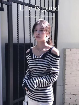 ✨被这件条纹一字肩上衣美到了! 经典黑白条纹永不出错,一字肩设计露出精致锁骨,性感又俏皮~纽扣小细节增添随性感,搭配阔腿裤,松弛感拉满💃 日常出街、约会穿都超绝,谁穿谁是美女! #穿搭分享 #条纹上衣 #一字肩 #时尚穿搭