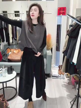 这款圆领领口破洞设计的针织马甲女款,秋季韩版宽松设计,时尚感十足!小众无袖款式,展现独特个性,轻松驾驭各种场合。快来试试吧!#秋季新品 #宽松针织马甲 #时尚穿搭