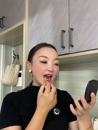 #七柚小屋 胡萝卜🥕素温感变色唇膏,很滋润不说,还不易沾杯掉色,秋冬季节嘴唇容易干裂,包里少不了这样一直好用的#口红#只做高品质