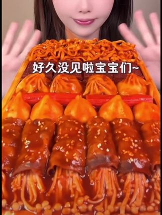 火鸡面+灌汤包#咀嚼音 #解馋 #火鸡面 #灌汤包 #太好吃了