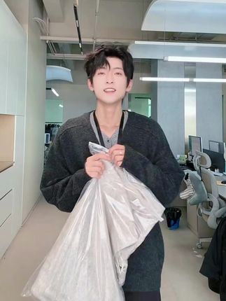 一轩轩轩秋季男士慵懒风假两件针织衫毛衣,超好看! #假两件毛衣 #慵懒风穿搭 #秋季针织衫 #暗夜花絮毛衣 #男士毛衣
