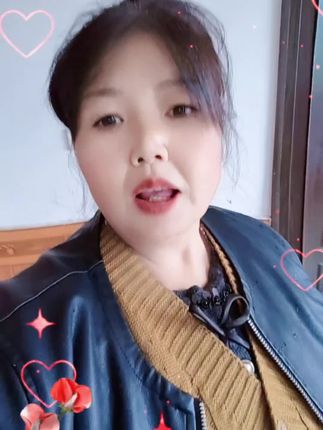 雨打容棂作鼓点,我亮嗓子唱一段,管它外面风与雨,戏里乾坤自温暖。