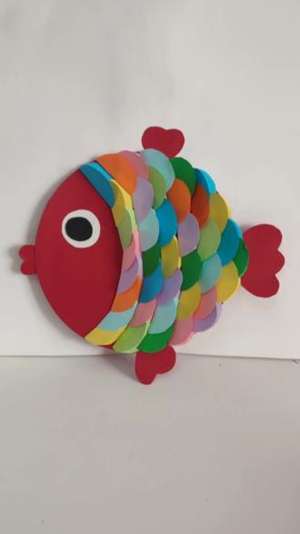 今天来一条彩色的鱼儿,简单易学哦。#亲子手工 #儿童创意手工 #一学就会 #彩虹鱼#手工鱼儿