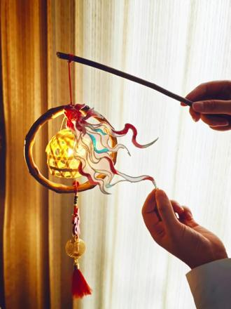 闲置变宝|山海经竹编刺绣灯笼DIY🏮
本来是工作室角落落灰的边角料,想着元宵快到了,拼拼凑凑做盏花灯
龙纹绣片是之前囤的国潮配件,红绳一缠、灯串一藏,瞬间有那味儿了!
暖光透出来的时候,真的被惊艳到——竹的质朴撞上山海经的奇幻,太绝了
步骤超简单,手残党也能复刻,元宵提着它出门,回头率百分百!
#元宵花灯DIY #闲置改造 #手作工作室日常 #国风花灯 #爱手工爱生活