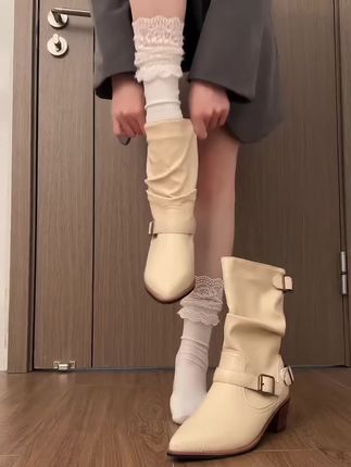 我勒个豆!这双白色小短靴泰有氛围感啦~#短靴 #美鞋控 #辣妹穿搭 #白色短靴 #好鞋推荐