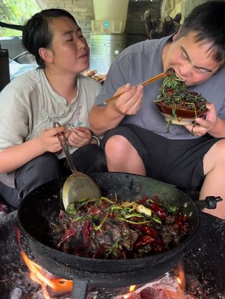 老公在外面干活辛苦了,给他做好吃的,嘎嘎好吃