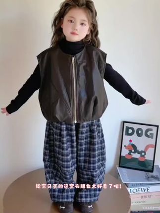 给宝贝买的这套衣服也太好看了吧!这个是今年的新款,非常适合小公主们穿,它是一件上衣加一条裙子再加一件马甲组成的三件套,整套搭配起来非常的好看。而且它的面料很好,穿上身很舒服,平时上学或者出去玩的时候都可以穿这一套,真的特别的可爱又洋气。#洋气三件套 #
