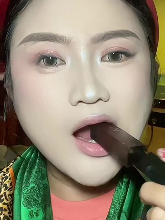 我刚化完妆,我一定要给你们推荐一下这个卡梅拉的#唇泥 它上嘴有一种一秒磨皮的感觉