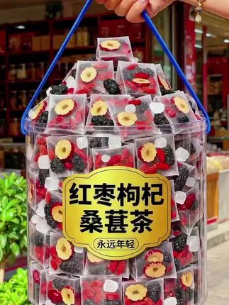 秋冬的第一杯养生茶:红枣枸杞桑葚茶,喝出由内而外的亮! 严选三大黄金产地食材——新疆灰枣、宁夏枸杞、攀枝花桑葚,科学配比锁住营养,无添加更放心。透明茶包透着食材的天然色泽,热水冲泡瞬间出味,红亮茶汤配着酸甜回甘,喝的是口感更是仪式感。办公、熬夜、日常喝,用一杯热饮的时间,给身体温柔滋养,气色自然更红润。 #红枣枸杞桑葚茶 #秋冬养生仪式感 #热饮推荐 #气血滋补茶 #@抖加🔥上热门🔥dou+🔥热点宝
