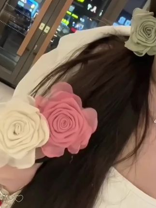 #玫瑰花发圈 #网红发圈#头饰搭配 #大数据推荐给有需要的人 #头饰发饰美出高级感