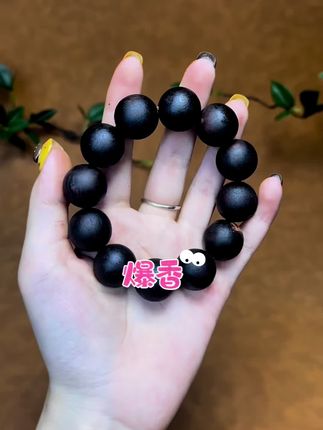👉1.8圆珠单圈12颗,颗颗精挑软黑油蜜结沉水料,上手版型正,男女戴都合适。💦 料子够实在,拿在手里有压手感,入水秒沉,油性密度超顶。还是爆香级,随手盘玩就冒香,日常戴是行走的天然香氛,玩香的别错过‼️ #降真香 #天然降真香 #沉香平替 #文玩捡漏#文玩珠串