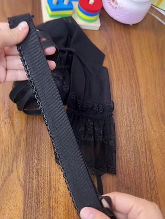 整个丝袜做工非常的细节精致,腰带高弹无束缚感,丝袜透肤均匀修饰腿部线条,蕾丝精致温柔#女神必备 #蕾丝 #腿袜#长筒袜#大长腿