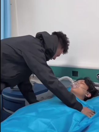 弟弟在重要的学习期间,哥哥突发意外被送进了医院,可惜剩余的时日不多了,随时都有可能失去宝贵的生命,亲属们都瞒着弟弟,等他学习结束后,亲人们才把实情告诉了他,弟弟得知情况后飞奔赶到医院,看到了危在旦夕的哥哥时忍不住崩溃大哭……#原创视频 #医者仁心 #泪奔瞬间 #正能量视频 #健康