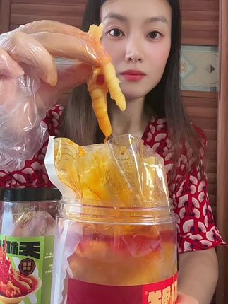 #无骨鸡爪推荐 ,酸辣够劲的无骨鸡爪来啦!去骨留筋,Q弹爽口,来客当酒肴超合适。剩下的汤汁别浪费,拌凉菜一绝,鲜得直咂嘴,好吃到停不下来~