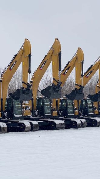 #挖掘机#期待下雪 ,雪中的三一挖机更美