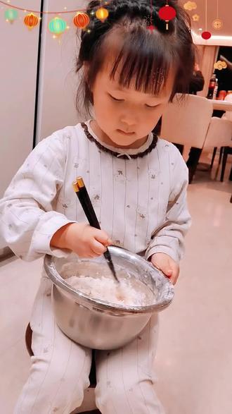 超级能干👍自己包了一盘#萌娃#包饺子