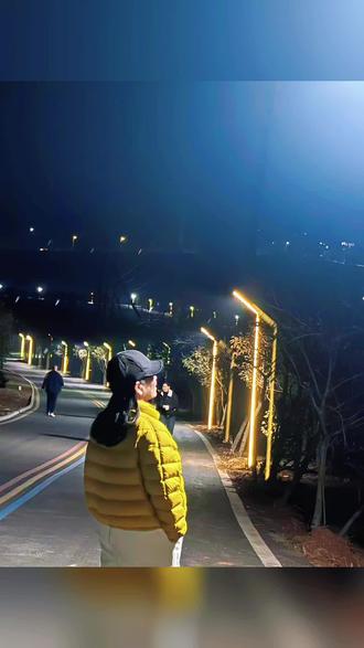 打卡夜爬贾汪大洞山观看美丽的路灯