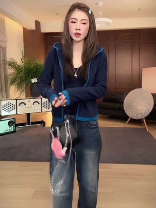 #外套穿搭 连帽设计一戴,通勤秒变街头酷姐;脱下帽子,职场ol的干练感又稳稳拿捏。不管是配黑色内搭+牛仔裤,还是搭半身裙走轻熟风,都像量身定制的“风格作弊器”!#卫衣穿搭 #外套 #休闲穿搭 #今日新款推荐