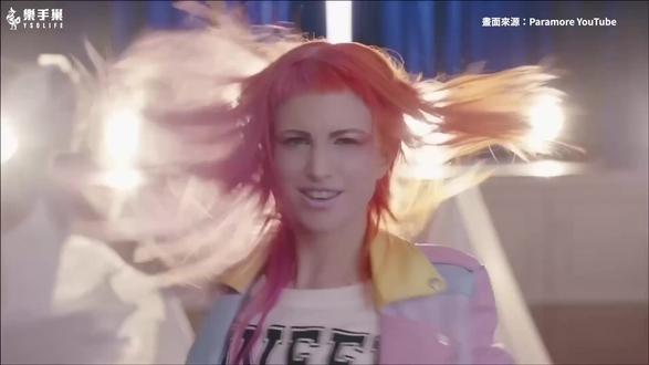 最强回忆杀来啦!Emo 代表 Paramore 的爱恨情仇 Emo、女主唱领军、暮光之城……这些标签让你想起谁?
本集经典乐团通识课要介绍的,就是大家敲碗已久的「#Paramore 」!
拥有 Emo Kids 国歌〈Misery Business〉、《#暮光之城 》主题曲〈#Decode 〉等金曲的 Paramore,于2005年以平均仅15岁的年龄出道(年纪甚至比 #NewJeans 还小!),凭着主唱 Hayley Williams 的标志红发与爆发力嗓音,Paramore 不只把青春呐喊推上主流,更让 #emo 文化走进大众视野。
⠀⠀⠀ ⠀
但他们的故事绝不只是光鲜亮丽。从「#主唱 与快乐伙伴们」的误解,到团员更替、感情纠葛、创作磨合,Paramore 几乎经历了所有乐团能遇到的困境。
本集就带大家来看看 #Emo世代 的青春代言人!看完本集,相信你一定也想大喊:
「God it just feels so good!」🔥🔥🔥