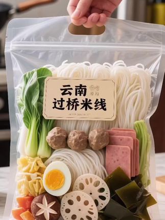 老乡们,你们要的过桥米线来了!自己在家就可以做,干净又卫生,而且还是正宗的云南风味,吃起来跟店里一个味道。它的配料表很干净,只有水和大米,还有自带的调料包,真的是太方便了,关键是价格也很实惠,喜欢的朋友赶紧点击下方链接抢购吧! #上热门🔥上热门 #🔥🔥上热门 #抖音美食创作者 #每日分享 #强烈推荐