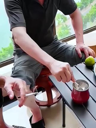 家里人不抽烟也要备上这个#防飞灰烟灰缸,过年家里来客人也不担心烟灰飞满地,又不好意思说!#烟灰缸#实用好物#强烈推荐