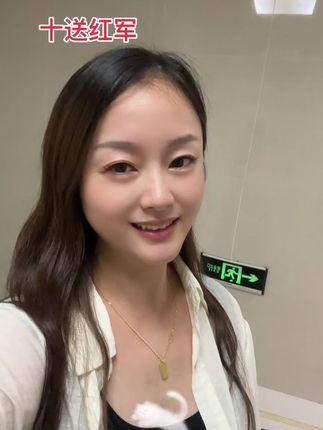 等电梯的时候唱歌就怕突然电梯开门会很尴尬,只能一遍唱过#努力成为最好的自己 #这么开心怎么来