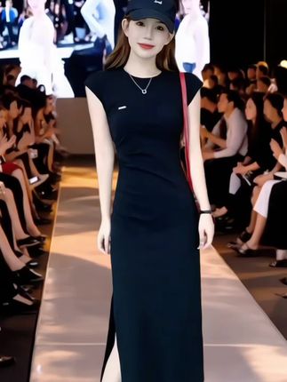 #休闲开叉连衣裙#时尚洋气穿搭 #姐妹们快看过来,这条裙子简直太美了,那可千万别错过它!它的版型超赞,还能巧妙的遮住小肚子,上身效果显瘦。而且非常百搭,不管是搭配高跟鞋还是运动鞋都很好看,无论是上班、逛街还是约会,穿起来都很合适。