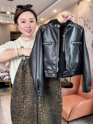 花她爹的钱给女儿安排了一套高超时髦的三件套,皮衣外套+打底帽衫+豹纹阔腿裤 一整套上身巨显大牌范 女儿也可以很帅气!我就不喜欢女儿穿的千篇一律、喜欢她个性一点自信一点!#把女儿打扮成自己喜欢的样子 #女童套装 #女童秋季穿搭攻略 #时髦女童套装 #高品质童装