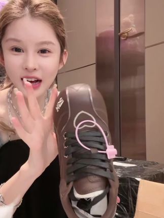 小美推荐的这双H55-桃乐丝与摩卡可可|复古保龄球鞋真的好可爱,搭配长裤真的漏个鞋头出来真的好绝!#宝藏鞋子 #哎哟喂你鞋真好看 #傲娇美 #我又心动了 #潮鞋控