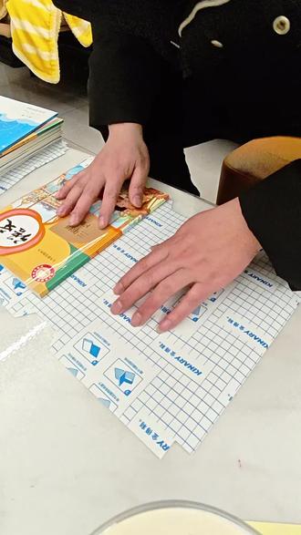 #创作者中心 #创作灵感 #包书皮简单教程 #包书皮喽 领导每年给我的任务,必须完美的完成,需要的朋友可以借鉴下,很简单!