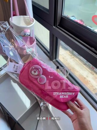 马上开学提前给女儿准备了这个大容量草莓熊笔袋,不仅能装,颜值也是绝了,孩子可喜欢了。#笔袋