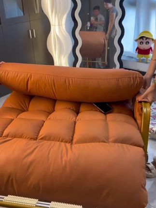 #猫抓皮网红摇摇椅 #网红摇摇椅#摇摇椅,自从有了它之后,我每天下班回家先躺上去休息一会,真的太舒服了!它是那种怎么摇都不会倒的,而且越晃越轻松,不管是看书还是玩手机都特别合适。把它放在阳台上,天气好的时候还可以边晒太阳边看风景,简直不要太惬意。