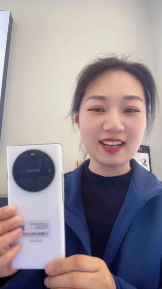 谁懂啊家人们!这台华为畅享70X活力版雪域白真的长在审美上了😭
奶fufu的白色后盖+超大星环镜头,拿在手里质感直接拉满,不管是自用还是送长辈都超有面儿!#享受阳光享受生活 #手机推荐