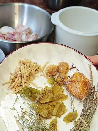 宝子们,双金汤超棒的👏主要有独脚金和鸡内金,还搭配太子参、茯苓等#双金汤 #双金汤消积食 #双金汤的做法 #独脚金鸡内金汤 #独脚金的功效与作用
