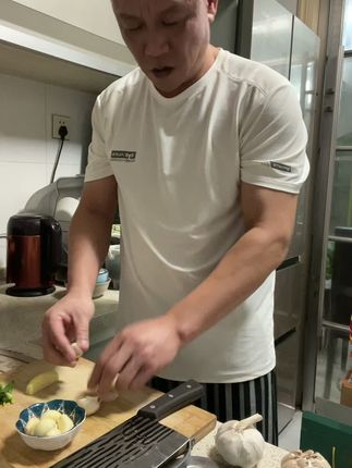 今年新上市的干大蒜头,蒜香味非常浓郁。