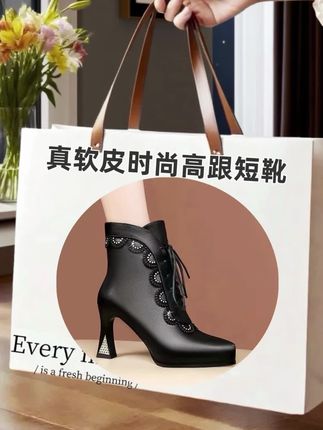 这双黑色高跟短靴,皮质细腻,尖头设计显精致,系带与水钻饰边添优雅。粗跟带钻,稳当好走,贴合脚型,穿着舒适不磨脚,是兼具时尚与好穿度的百搭单品,让你优雅出行无负担。#时尚女靴 #舒适高跟短靴 #软底软面穿上超舒服 #谁穿谁好看 #美出高级感 @DOU+小助手