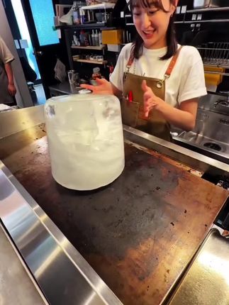 没想到冰块清洁油污的效果这么好