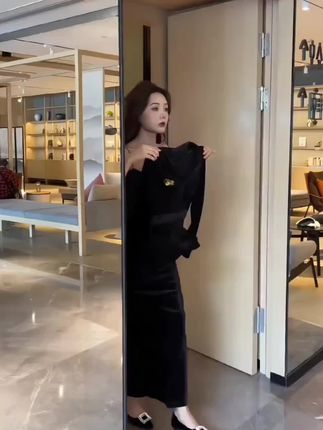 秋季丝绒套装女#连衣裙开叉半身裙两件套#显瘦显高神穿搭 #服装造型搭配 @抖加🔥上热门🔥dou+🔥热点宝
