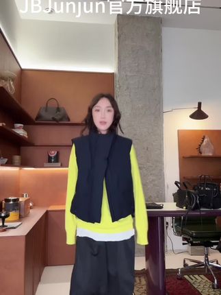 #早秋秀场抄作业告别路人感 这件柠檬黄V领针织衫太绝了,显白提气色还自带元气感,V领悄悄拉长颈线显精致,软糯质感穿着舒服,日常搭什么都好看