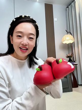 我家娃亲测很好穿的一双#棉拖鞋 ,圆嘟嘟的苹果造型,实在是太可爱了!我家娃穿上它都舍不得脱了!#儿童棉拖鞋 #儿童拖鞋 #母婴好物