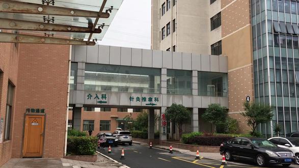 马鞍山人灯下黑,三位名医无人识 平时在最大的马鞍山人网上社区,马鞍山人议论最多的两大名医就是陶立平和刘国栋。
陶立平是胃病专家和妇科专家,已经退休,他开办的诊所由徒弟陈医生坐堂问诊。刘国栋是儿科专家。
我很惊讶马鞍山人对马鞍山市区其他三位名医似乎一无所知,从未提起。
这三位名医就是魏医生、刘老医生、韦医生。
魏医生就是魏有刚医生,他是马鞍山市中医药学会理事长、马鞍山市中医院院长、博士研究生。还有其他头衔接近20个。魏医生是癌病中医诊疗专家,治疗老年病也很擅长。在马鞍山市中医院南院国医堂坐诊。前来求医的患者盈门,连续不断。
刘老医生是针灸世家,在康泰家苑32栋坐诊,南京等地患者也慕名前来求医。
韦医生是牙科名医。在马鞍山市博望区小丹阳自己开设的牙科诊所坐诊。擅长老年牙科疾病诊治。