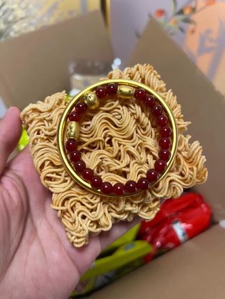 啊哈哈哈,这泼天的富贵也是轮到我了,余校长沙嗲干脆面送黄金。余校长沙嗲干脆面出事了 —— 有消费者吃时咯掉牙齿,老板急坏了当即决定拿1000万换成等价值黄金回馈所有消费者!!现在买辣条就有机会得黄金,限时限量金项链/金手镯/金耳饰,拍下箱箱有黄金!赶紧下单吧! #余校长沙嗲干脆面赔了1000万#吃干脆面有黄金#箱箱塞黄金