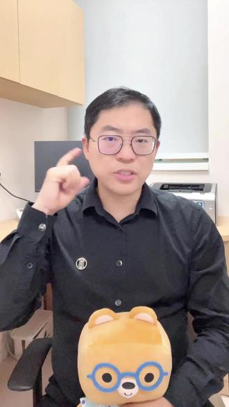 游泳耳朵进水,会得中耳炎吗? 夏天带娃游泳后,耳朵进水会导致中耳炎吗?这是很多家长都担心的一个问题,今天我们来讲讲
【正确答案:基本不会! 】
因为鼓膜(揪开耳朵看到的那层膜)像一道屏障,把外耳和中耳隔开了,水里的细菌很难穿透它进入中耳引发炎症。
【但要警惕“游泳耳”! 】
游泳后更可能发生的是 外耳道炎(也叫“游泳耳”),是外耳道皮肤的感染。
【中耳炎怎么来的? 】
绝大多数中耳炎是病毒/细菌从 鼻腔、口腔 出发,通过 咽鼓管 进入中耳引发的!👉 常见于小宝宝,且常继发于感冒等上呼吸道感染之后。
【那游泳和中耳炎完全无关吗?】
如果外耳道炎 非常非常严重且未处理,炎症可能蔓延、甚至导致鼓膜穿孔,波及中耳。但这种情况极其少见,而且外耳道炎严重时症状明显(疼痛剧烈等),家长一定能及时发现,不必过度焦虑!
#游泳耳朵进水 #中耳炎 #外耳炎 #耳朵进水 #孔令凯