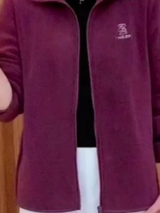 #双面奥利绒外套 #开衫外套 #外套妈妈装 #中老年女装 #休闲外套妈妈装 真的是太洋气了,我妈买了一件这个玫红色的,他特别喜欢他上身了特别的显瘦,而且很保暖,特别的好看,怎么搭衣服都好看,非常休闲的感觉?