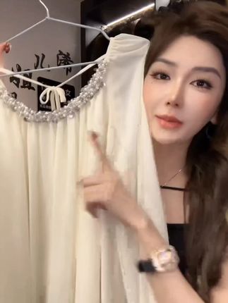重工珍珠镶钻亮片抽褶露背雪纺上衣#时尚穿搭#宽松穿搭#舒适穿搭#爆款热卖中