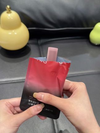 还在撕嘴皮子的姐妹们,你就选择这款TWG家的润唇膏,超级水润还自带颜色哦#种草 #TWG润唇膏 #润唇膏 #强烈推荐 #种草 @抖音上热门