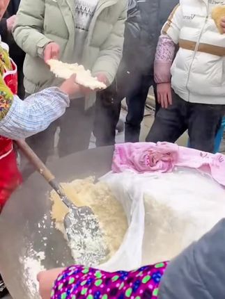还在为餐桌上的米饭不好吃而苦恼吗?那这款来自贵州梯田长粒香米,值得一试!!就这款大米就连白米饭我都能炫三大碗,我妈就吃了一次,直接让我回购了三大袋!!不愧是产自于贵州千年梯田好大米,自然馈赠,海拔之韵,粒粒甄选,品质卓越。特别是蒸煮时:满屋飘着那清新的米香,勾人食欲!入口时:柔韧弹牙,饭粒分明不粘连,嚼在嘴里越嚼越香,令人回味悠长!一勺入魂,三餐皆宴!更值得一提的是:都是当季新米,现磨现发,从高山梯田到餐桌新鲜直达,香糯不折损。贵州梯田长粒香米-吃的是米香,品的是美味#长粒香米 #超划算超便宜 #香米 #大米 #贵州梯田长粒香米