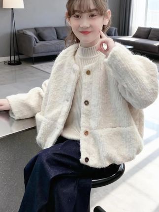麻麻们,女童网红呢子大衣来啦!这款2025新款女童加厚呢子大衣,网红时髦感直接拉满,中大童穿超有气质!选的高密度加厚呢料,摸起来细腻厚实,深秋初冬穿防风又保暖,做了精致绗线工艺,机洗完全不跑棉、不起球,耐穿又省心。微宽松H型剪裁超藏肉,搭配小裙子或牛仔裤都好看,上学、出游都出片。穿上就是氛围感小淑女,回头率爆表,闭眼入不踩雷!#生女儿就是用来打扮的 #女童外套秋季新款 #女童呢子大衣#女童洋气服装推荐 #无限回购的宝藏单品